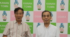 吉田さんと町長が並んで記念撮影をしている写真