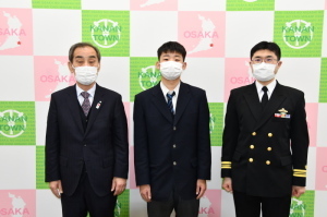 スーツを着た森田町長、脇本優祈さん、制服を着た清水阪南地区隊長3人が横一列に並んで記念撮影をしている写真