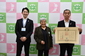 賞状を持っている森田町長、笑顔の統計調査員森田さん、城田副町長3人で記念撮影をしている写真
