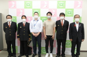 右端にいる森田町長と消防団員5名が横一列に並んで記念撮影をしている写真