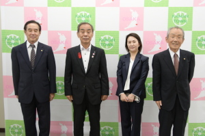 森田町長と行政書士3名の方で記念撮影をしている写真