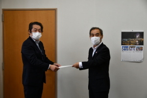 森田町長から高田監査委員へ辞令が手渡されている写真