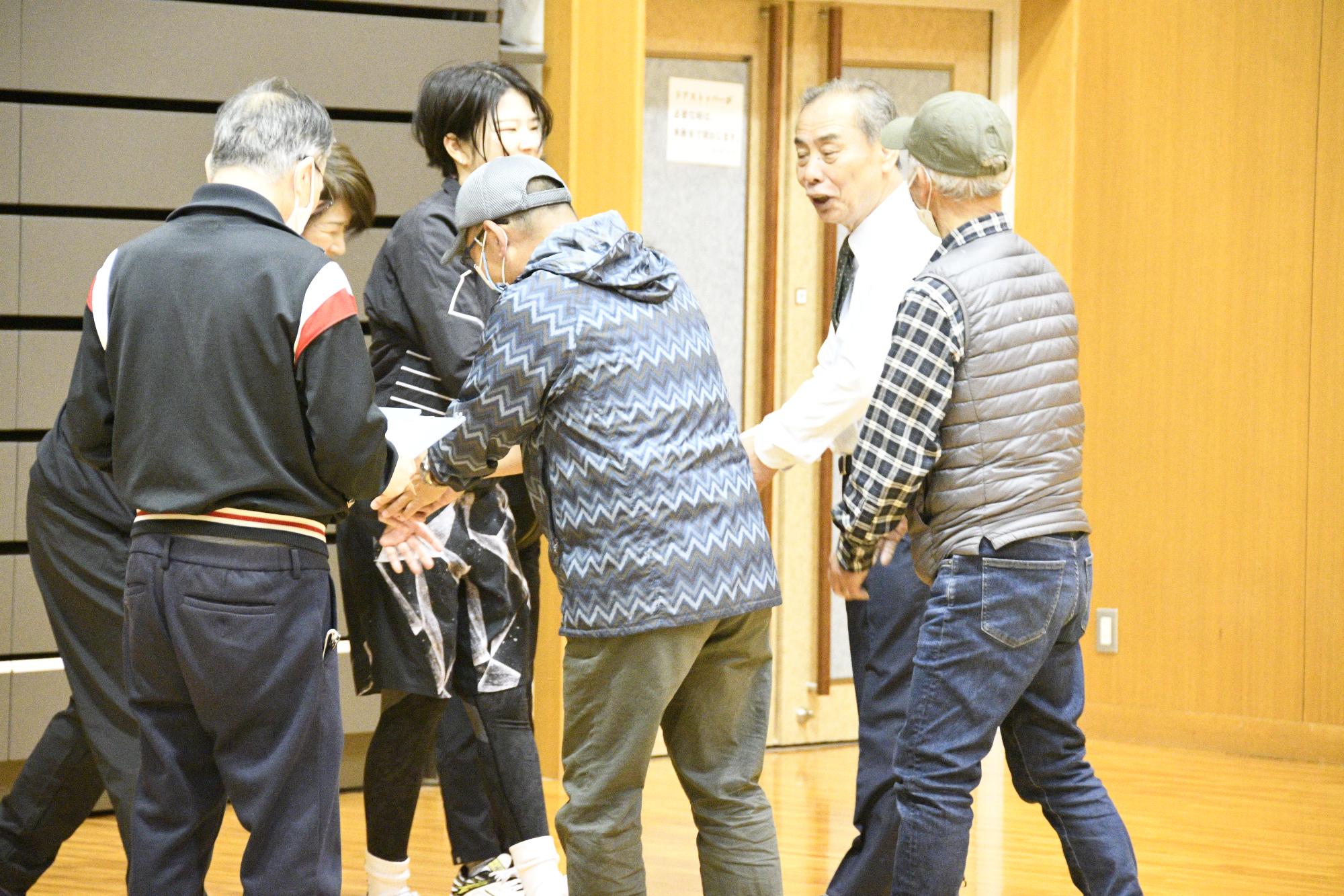 森田町長もフロアカーリング大会に参加