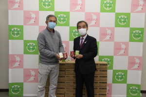 植松太施さんと森田町長がそれぞれ2個ずつ長期保存クッキーを持って記念撮影をしている写真
