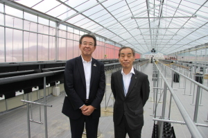 KANSOテクノス訪問中の森田町長と大石社長が隣同士に並び記念撮影をしている写真