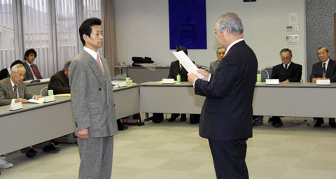 寺西剛会長から武田勝玄町長に答申書が提出されている様子の写真