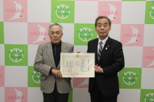 内田満さんと森田町長が一緒に賞状を持ち記念撮影をしている写真