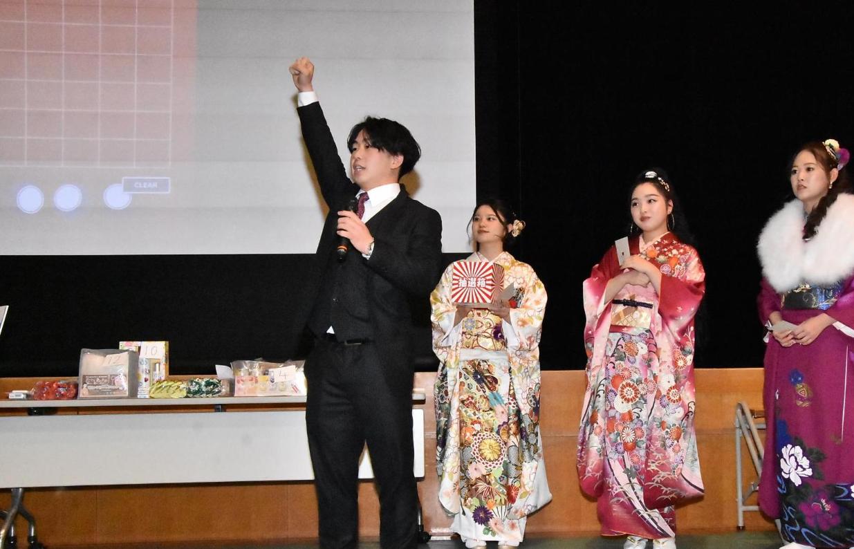 令和6年二十歳の集い第2部ビンゴゲーム進行の様子
