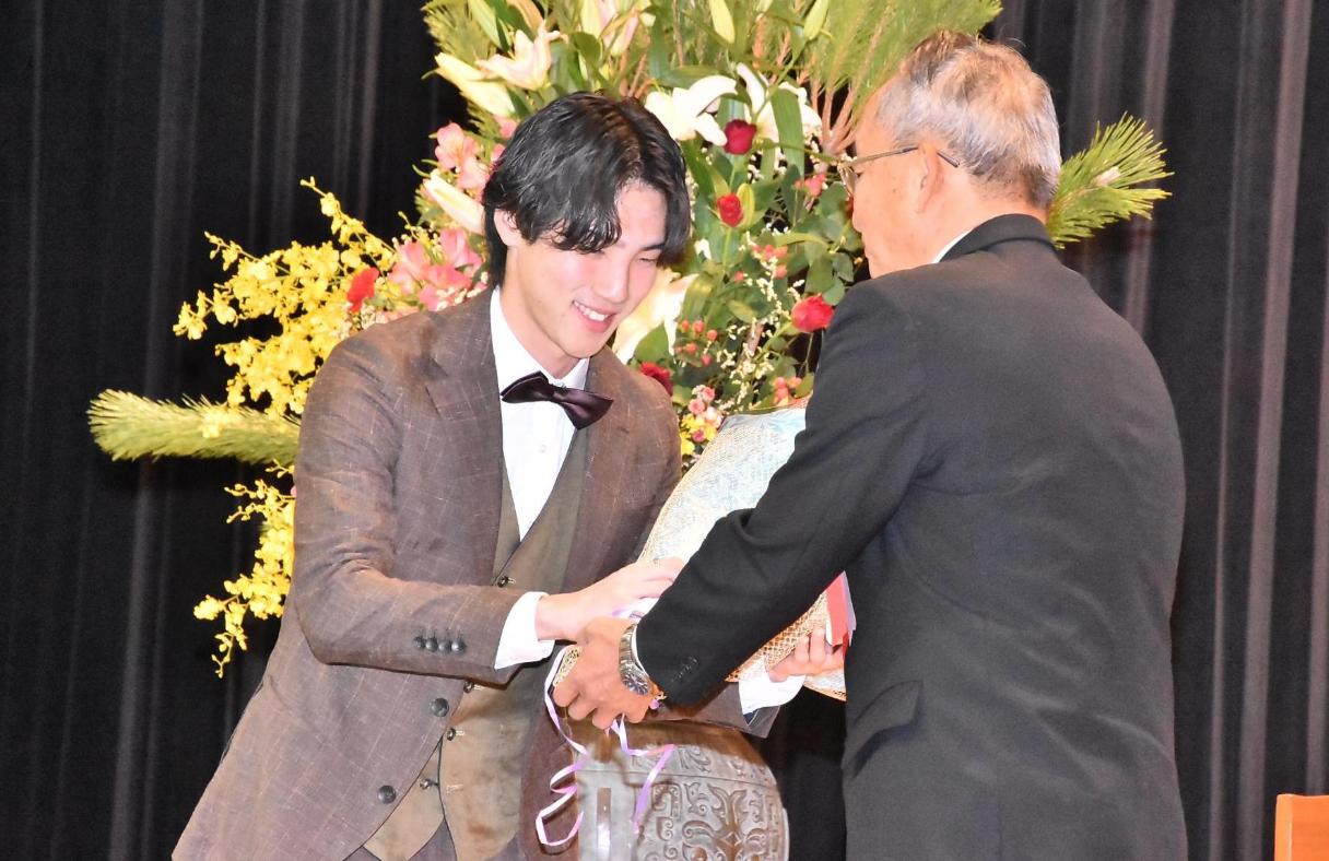 令和6年二十歳の集い花束受取の様子