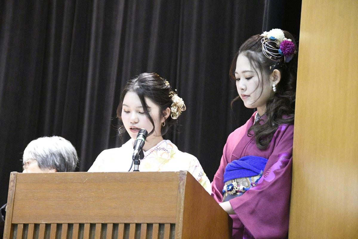 令和6年二十歳の集いの司会の様子