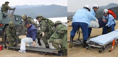 左：自衛隊員が男性を運ぼうとしている写真、右：消防団員3名が男性を担架に乗せようとしている写真