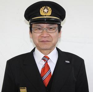制服姿の消防団長西浦氏の顔写真