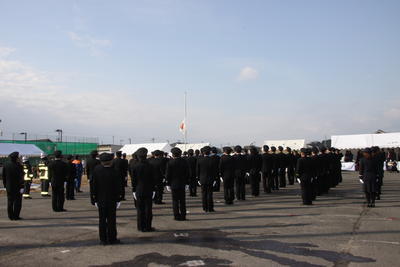 出初式で整列している消防団員の後方から全体を写した写真