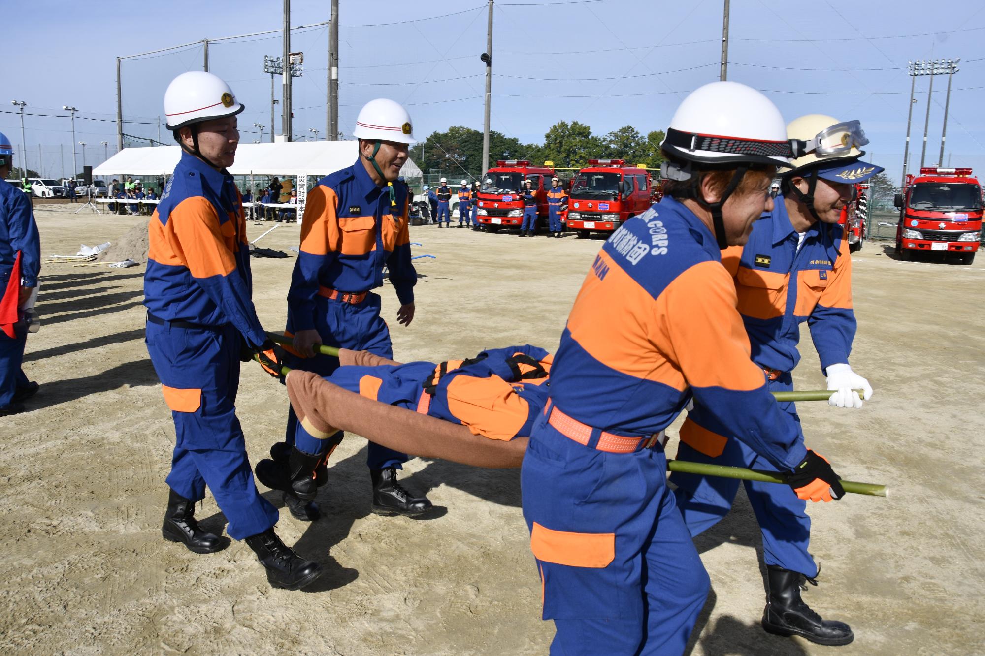 応急担架作成・搬送訓練