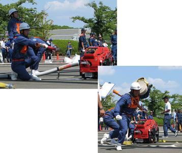 左：消防団員2名が赤い機械の横で整列している写真、右：消防団員がホースを肩にのせ走り始めた写真