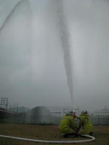 水が空高く放水されている写真