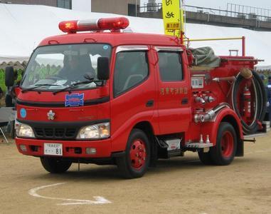 1台の消防車を横から全体を写した写真