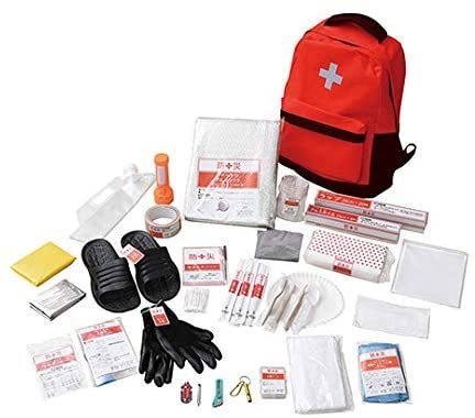 赤い防災リュックと手袋、スリッパ、懐中電灯など防災リュックの中身をだしている写真